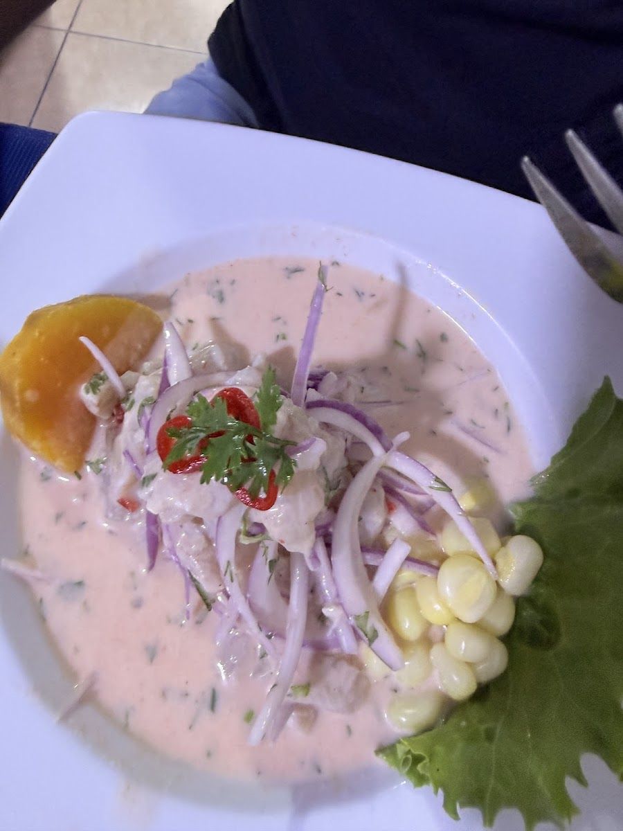 Ceviche con camote y choclo — Cev. Muelle Dorado y sus Conchas Negras