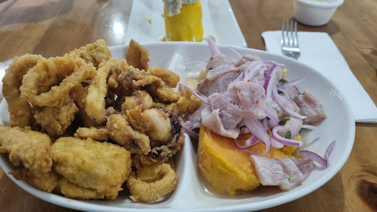 Chicharrón mixto con yuca — Cevichería Beto Lince