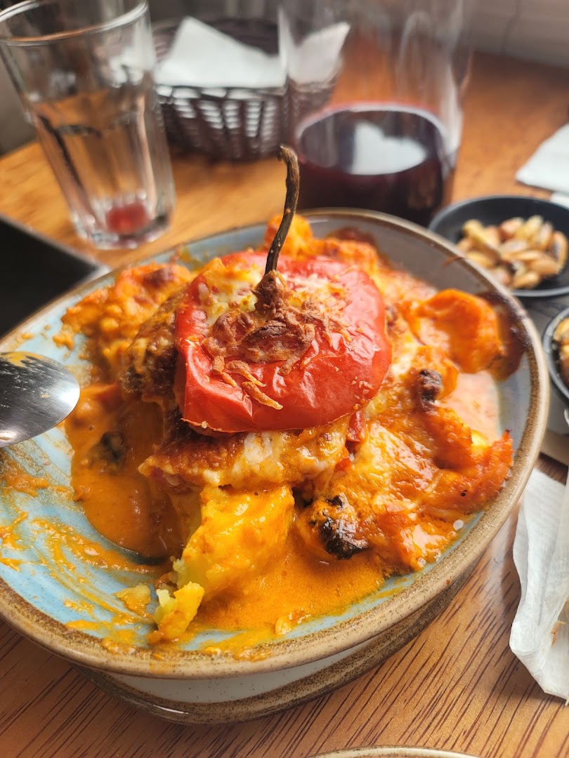 Tomate relleno de mariscos — Cevichería Beto Lince