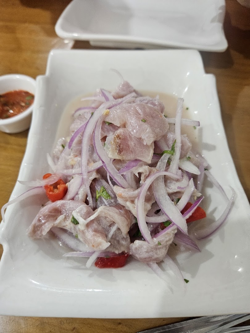 Ceviche mixto con camote y choclo
