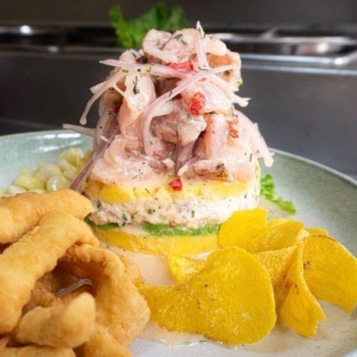 Torre de ceviche con chicharron y chifles