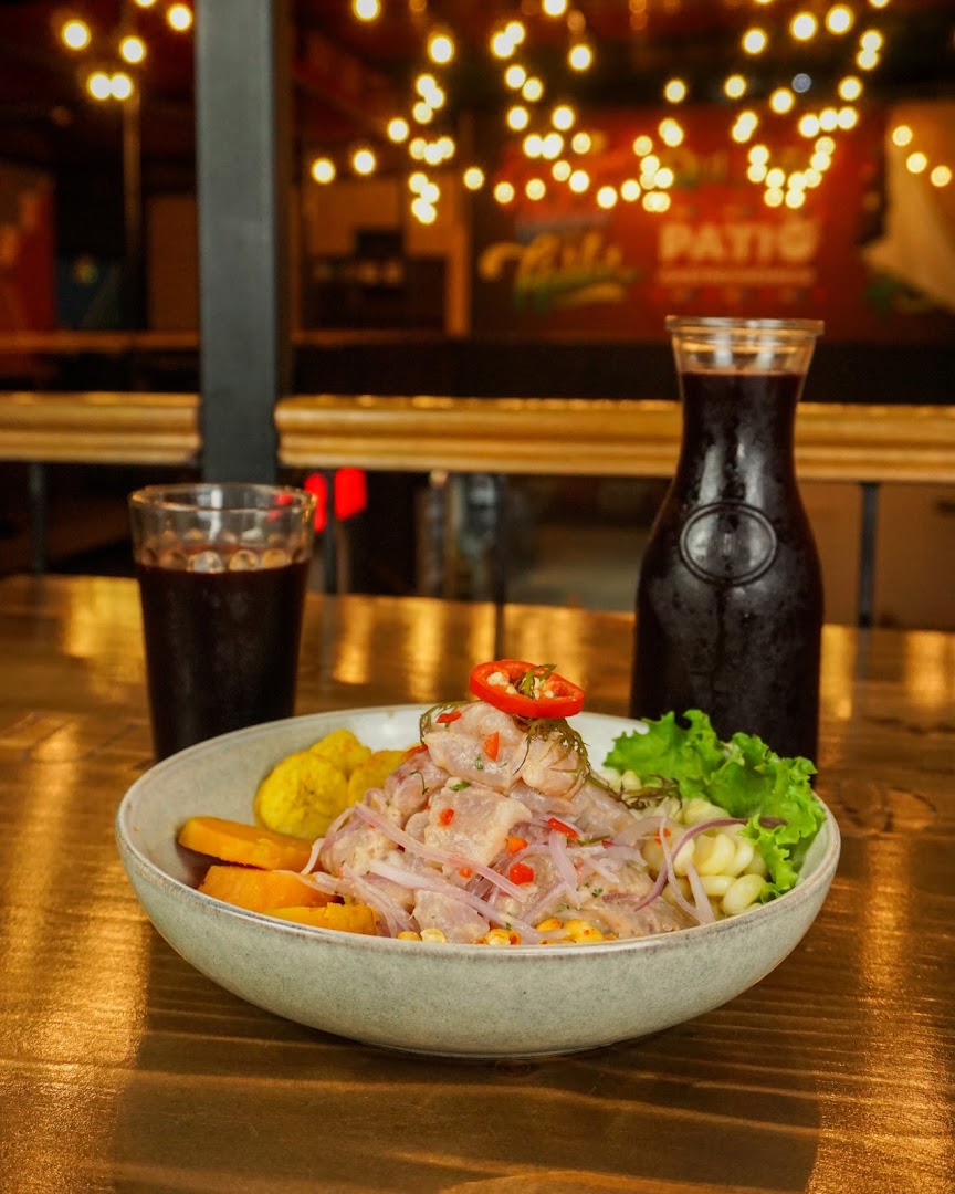 Ceviche en ambiente con luces — Cevichería Chico Perico