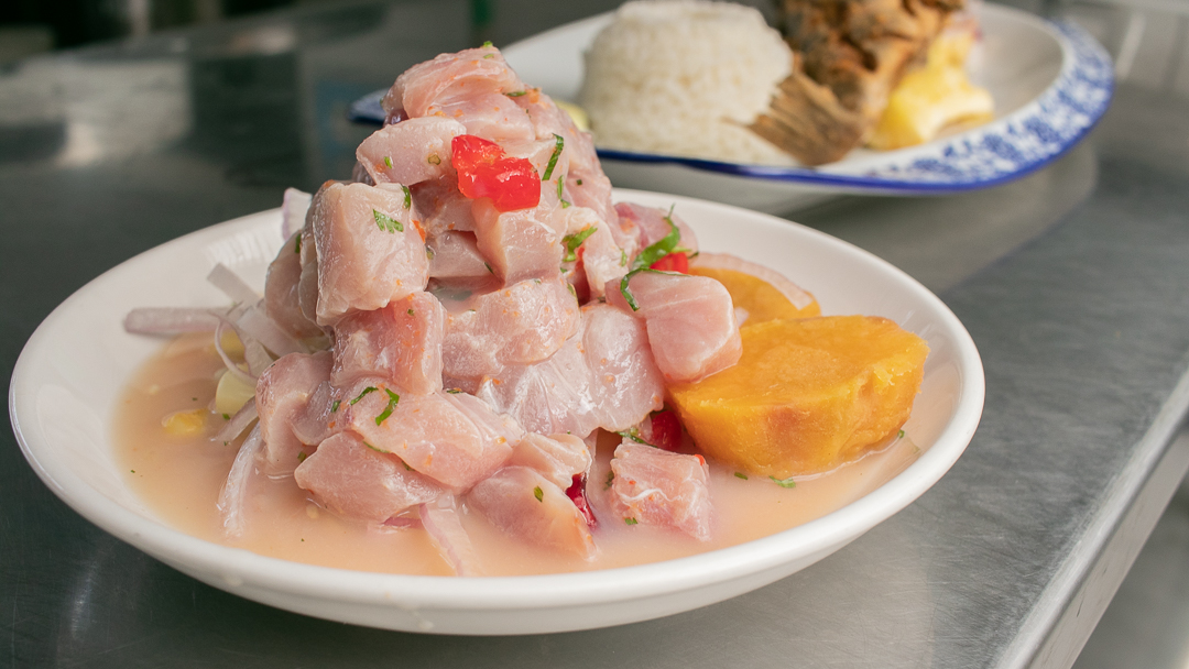 Ceviche con bandeja frita — Cevichería Juancito
