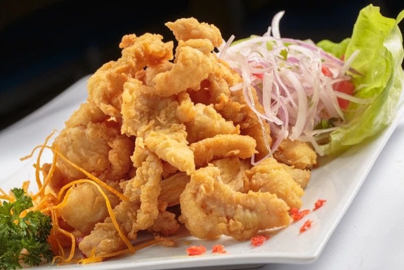 Chicharrón mixto con yuca y cebolla