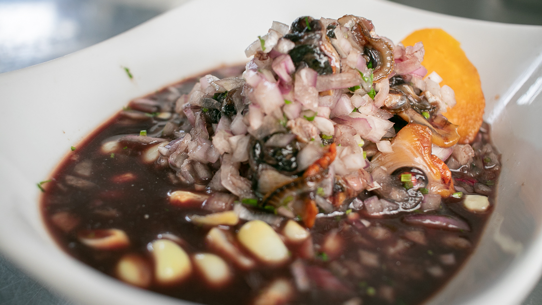 Ceviche negro con ajo — Cevichería Juancito