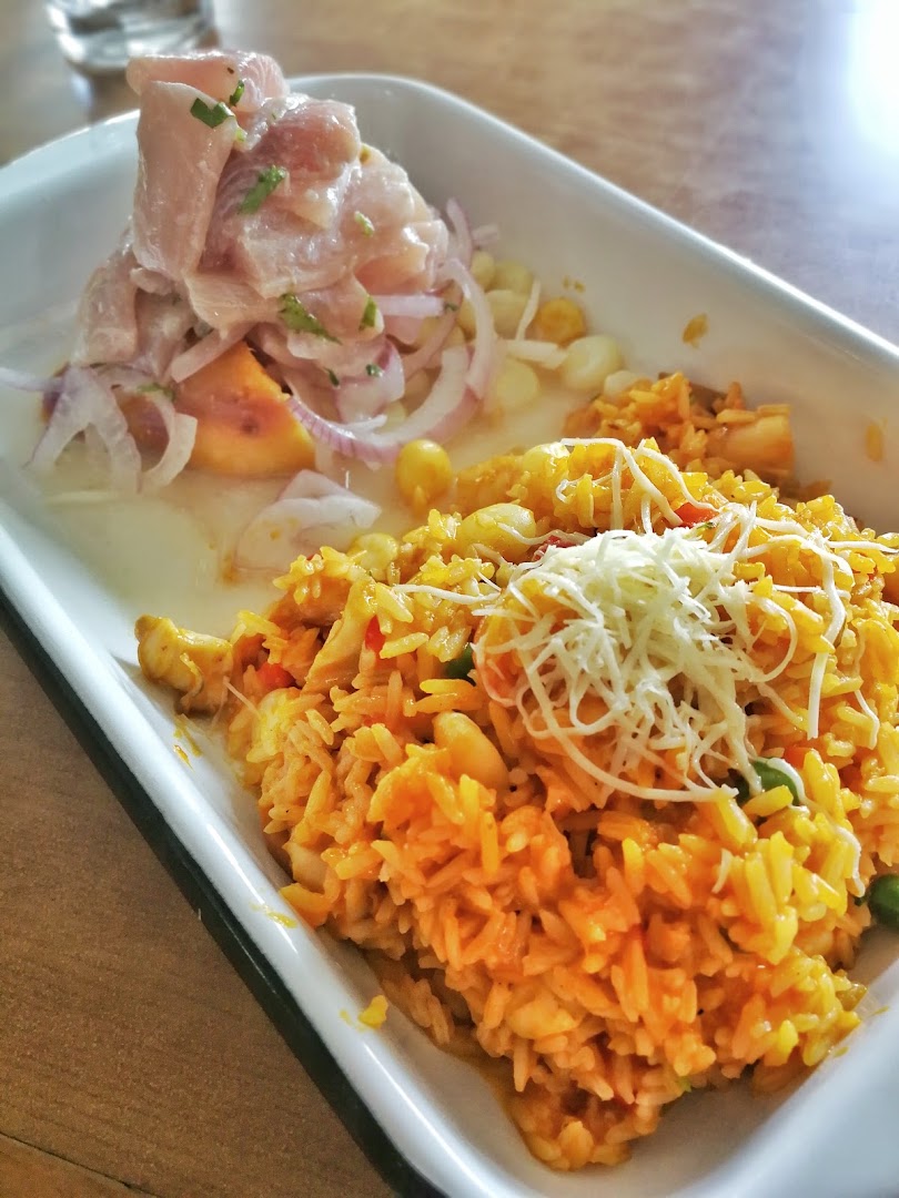 Ceviche con arroz amarillo — Cevichería Juancito