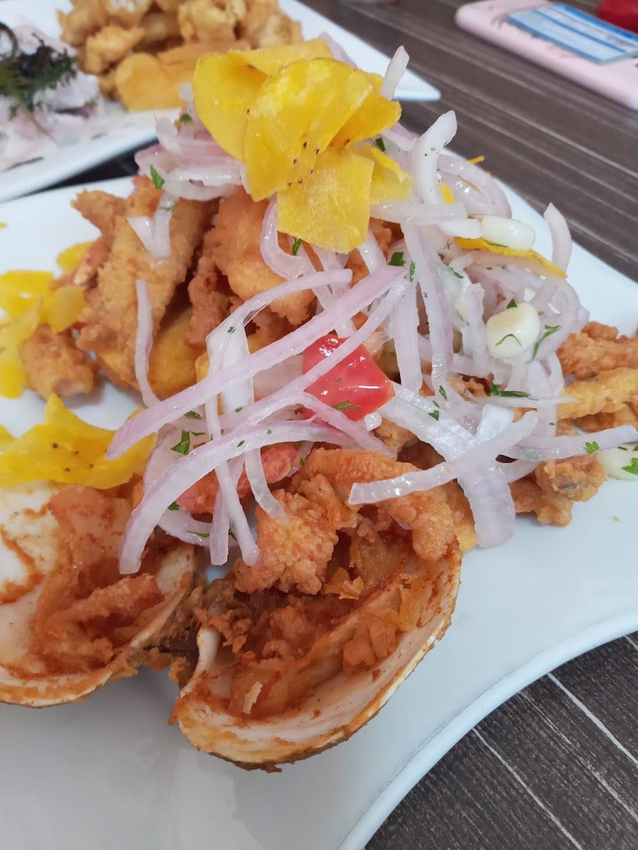 Mariscos fritos con cebolla — Cevicheria Pica Y Pasa