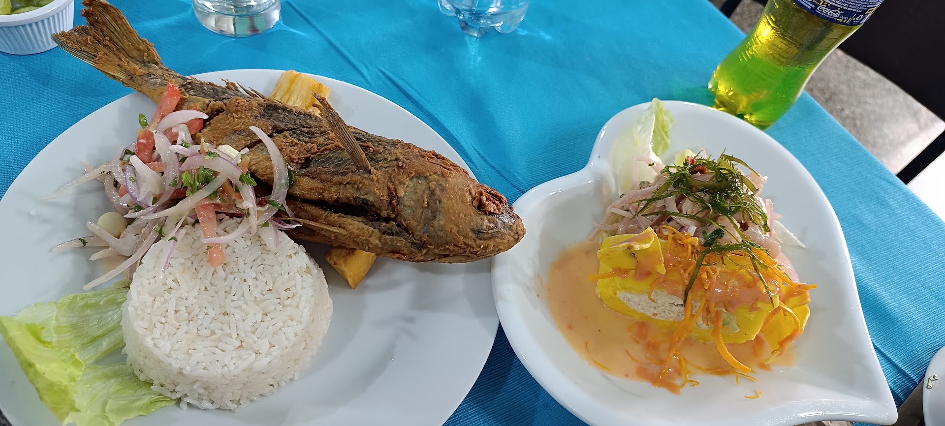Pescado frito con guarnición — Cevichería Puerto Nuevo