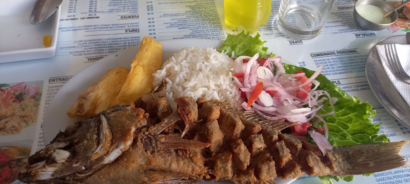 Pescado frito con sarsa — Cevichería Restaurant Manolito