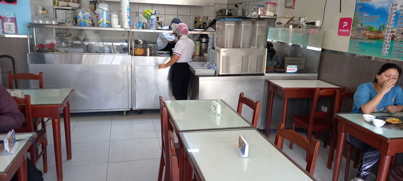 Salón amplio — Cevichería Restaurant Manolito