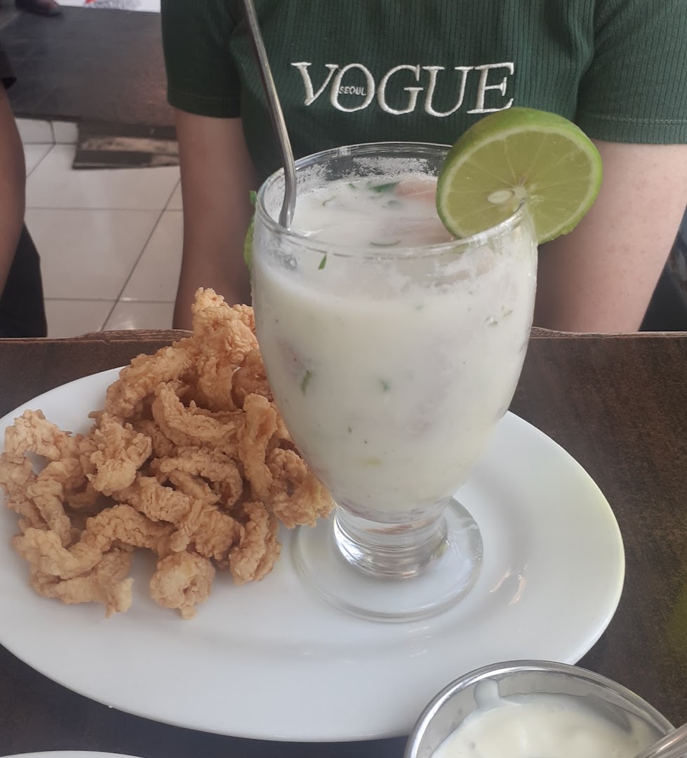 Chicharrón con leche de tigre — Cevichería Restaurante La Isla Del Tiburón