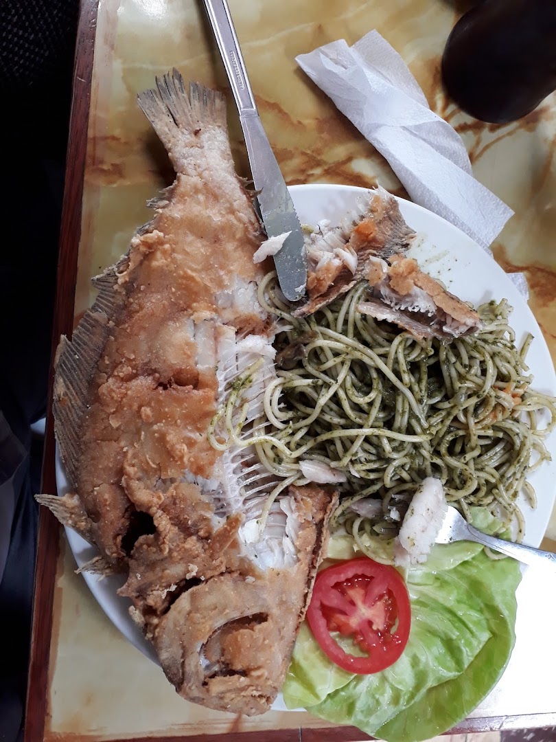 Pescado frito con tallarines — Cevichería Restaurante La Isla Del Tiburón