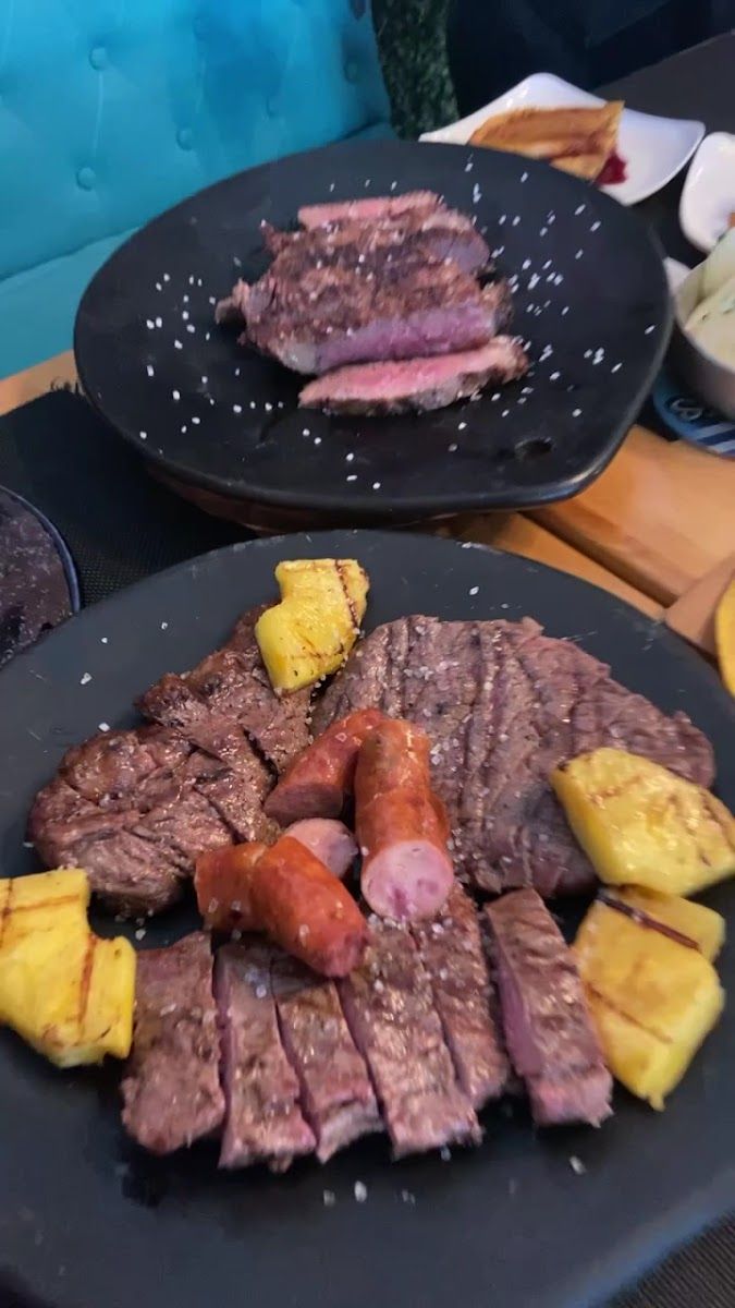 Cortes, chorizo y piña asada — Charrua’s Parrilla