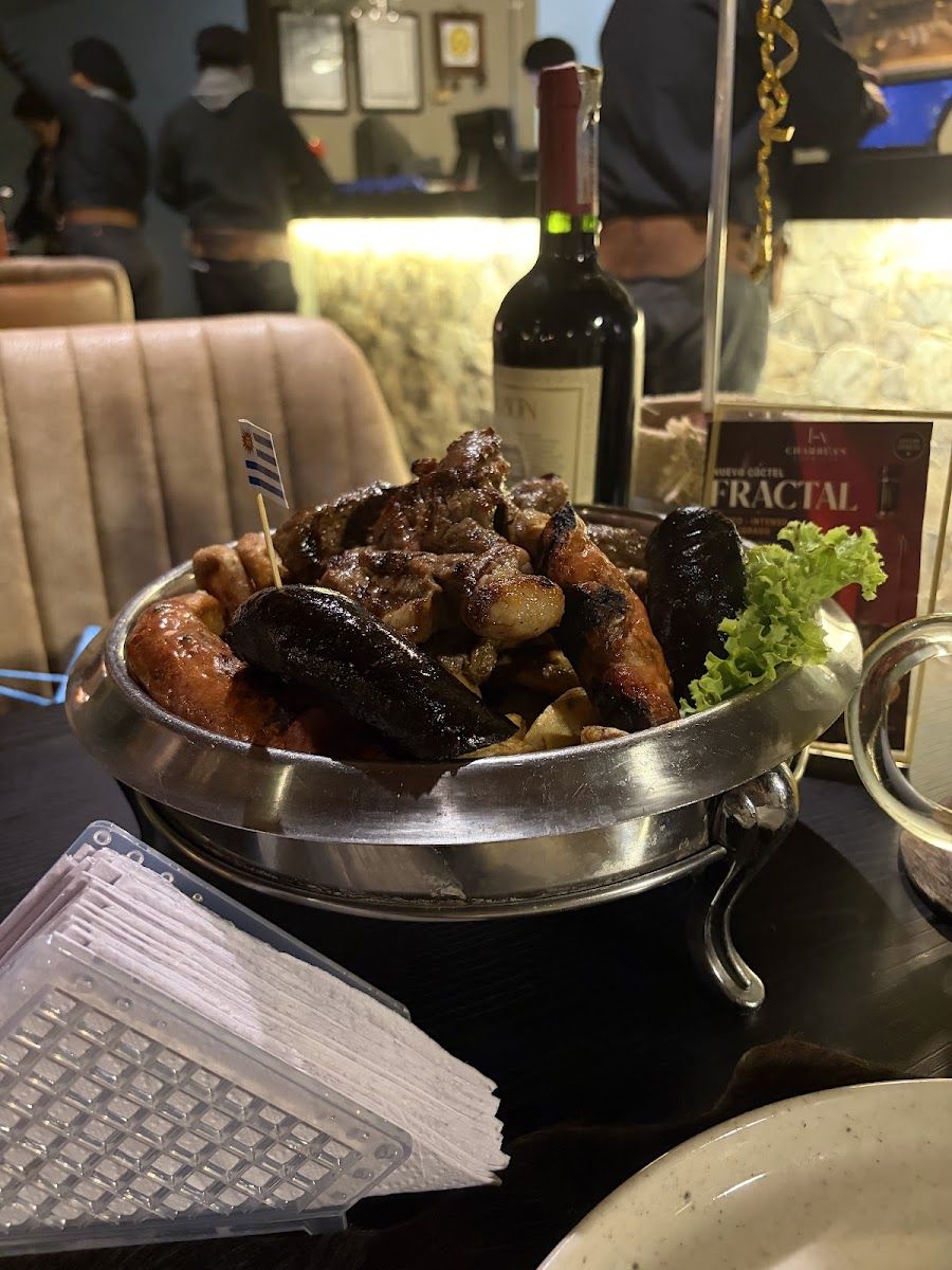 Parrillada con banderita uruguaya — Charrua’s Parrilla