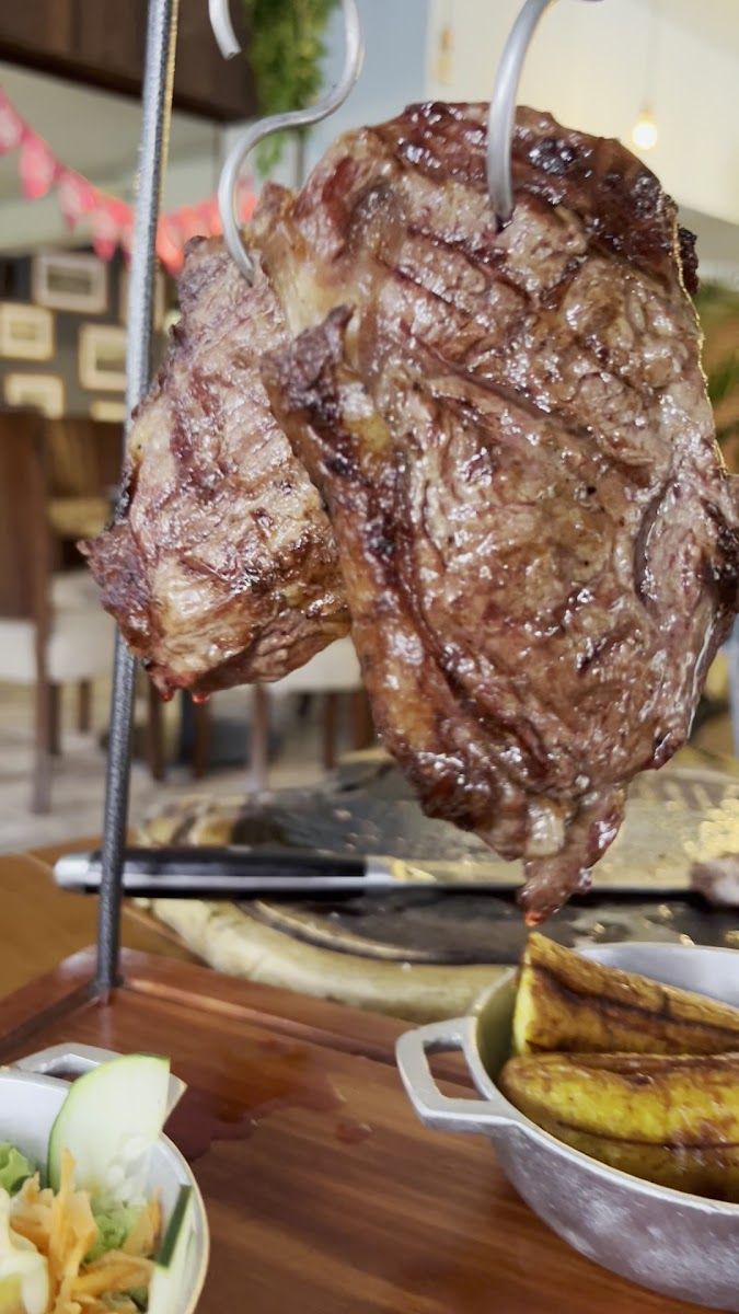 Corte servido en colgador — Charrua’s Parrilla