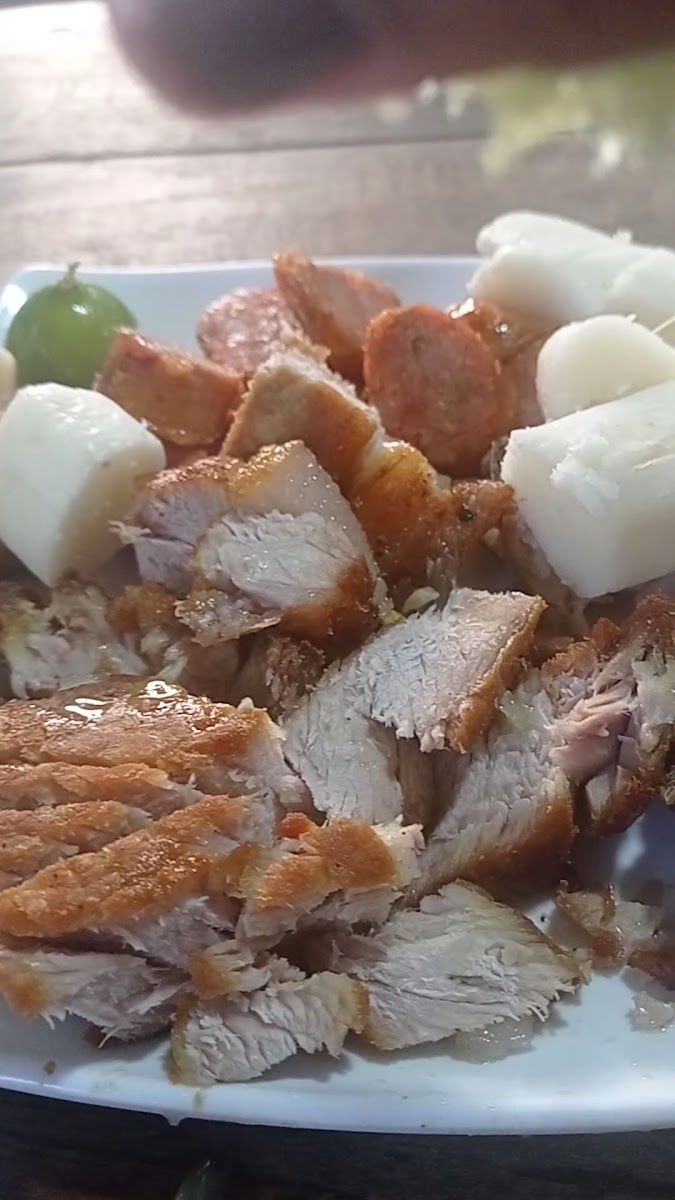 Cerdo tajado con yuca — Chicharones Murillo La 19