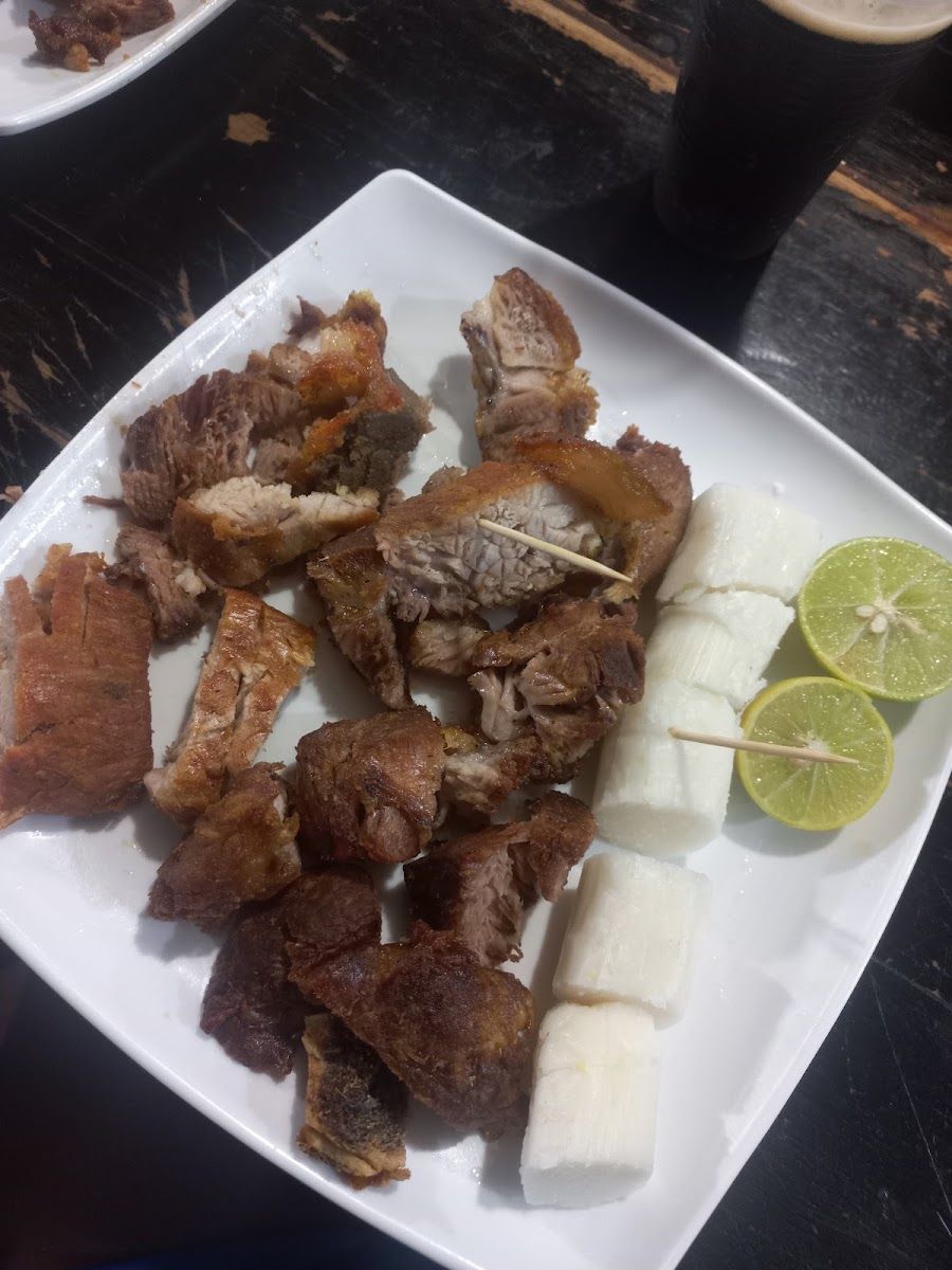 Chicharrón con yuca y limón — Chicharones Murillo La 19
