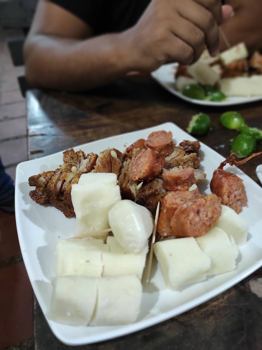 Chorizo, chicharrón y yuca — Chicharones Murillo La 19