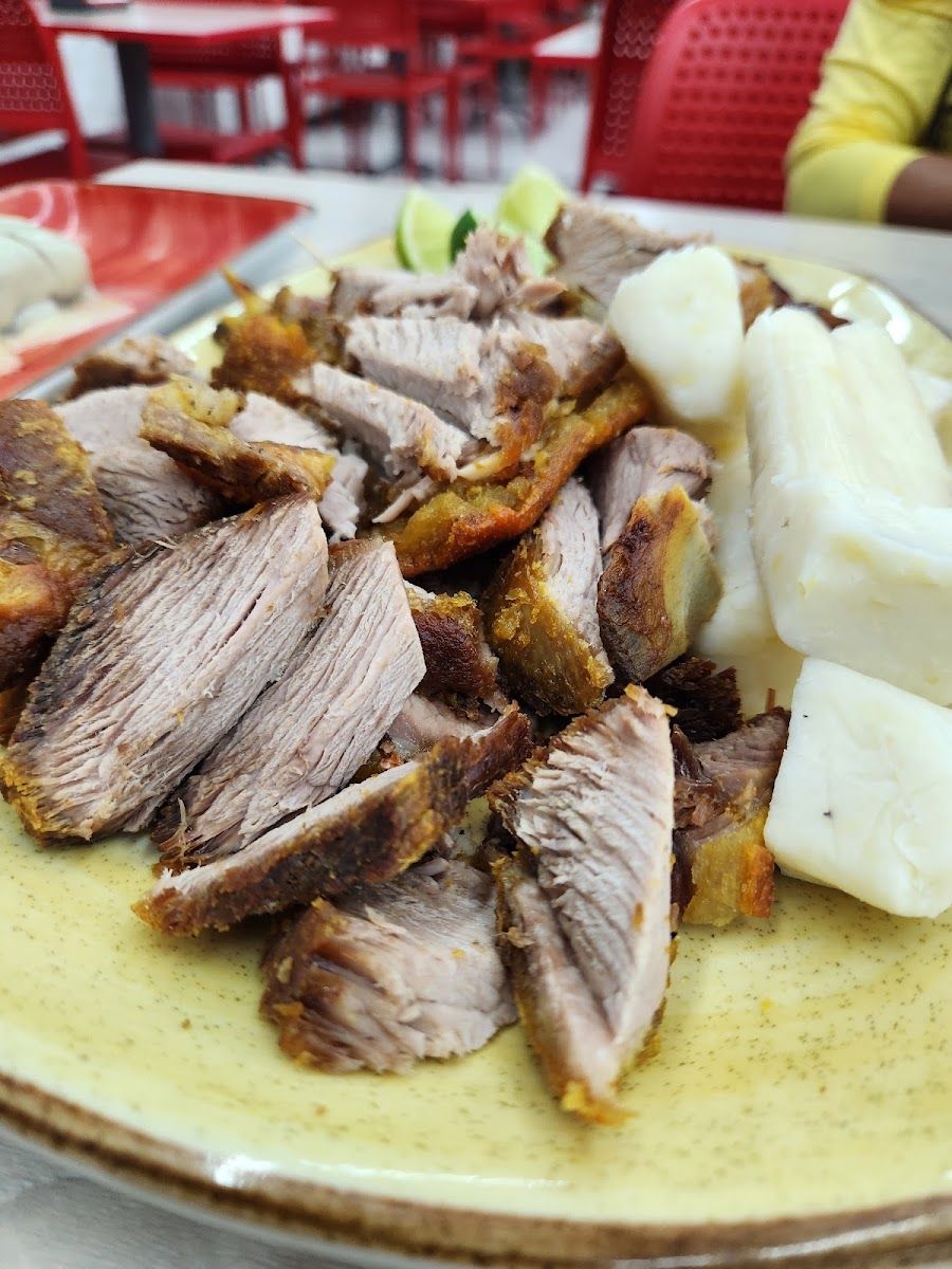 Cerdo con yuca — Chicharones Murillo La 19