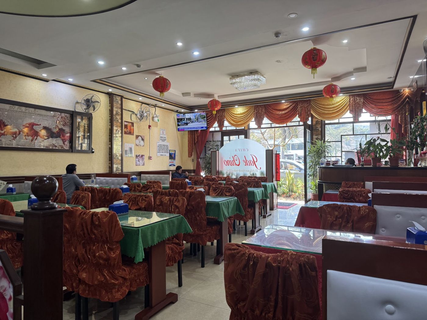 Salón con farolitos rojos — Chifa Chino Lin - San Isidro