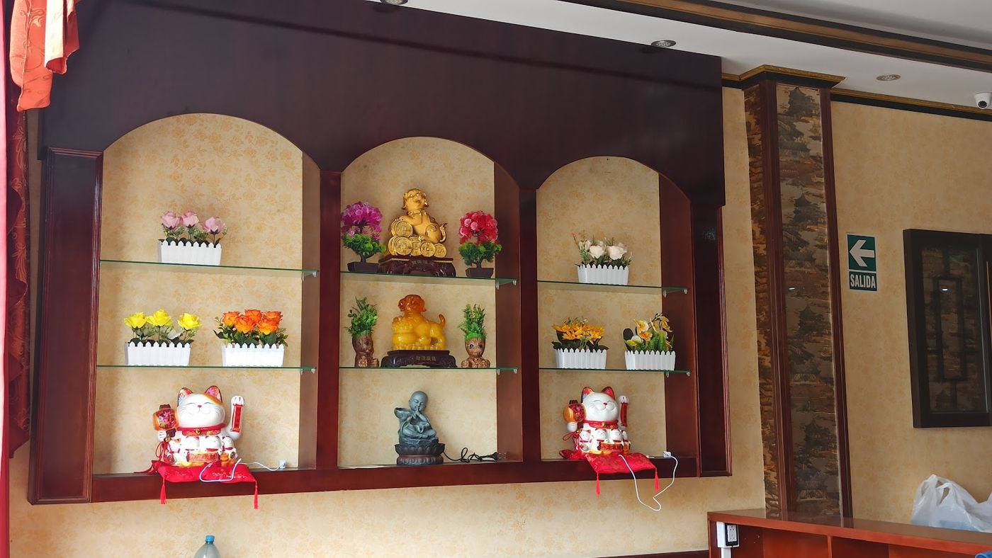 Repisas decoradas — Chifa Chino Lin - San Isidro