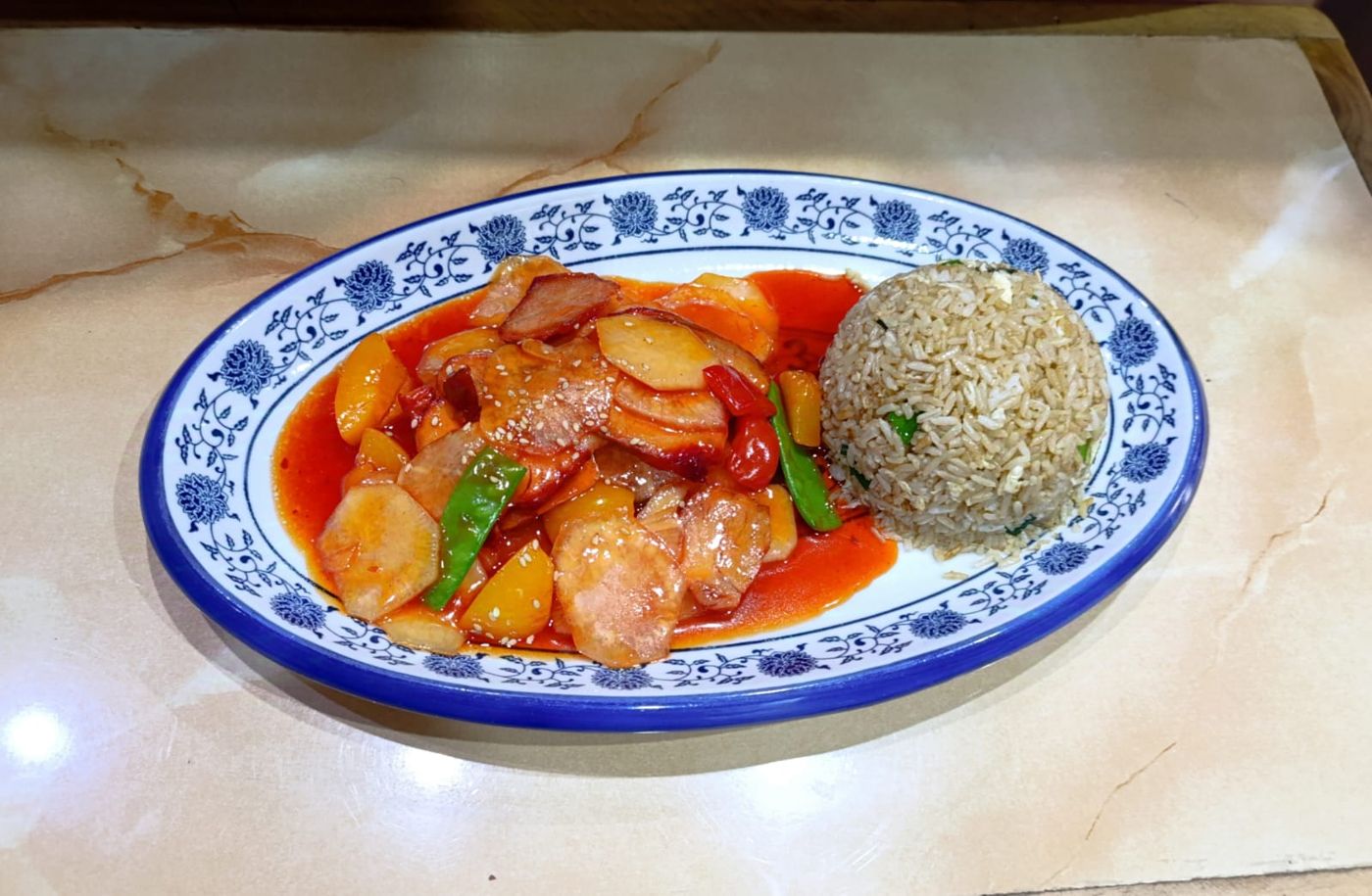 Plato en salsa con chaufa — chifa chino Lin