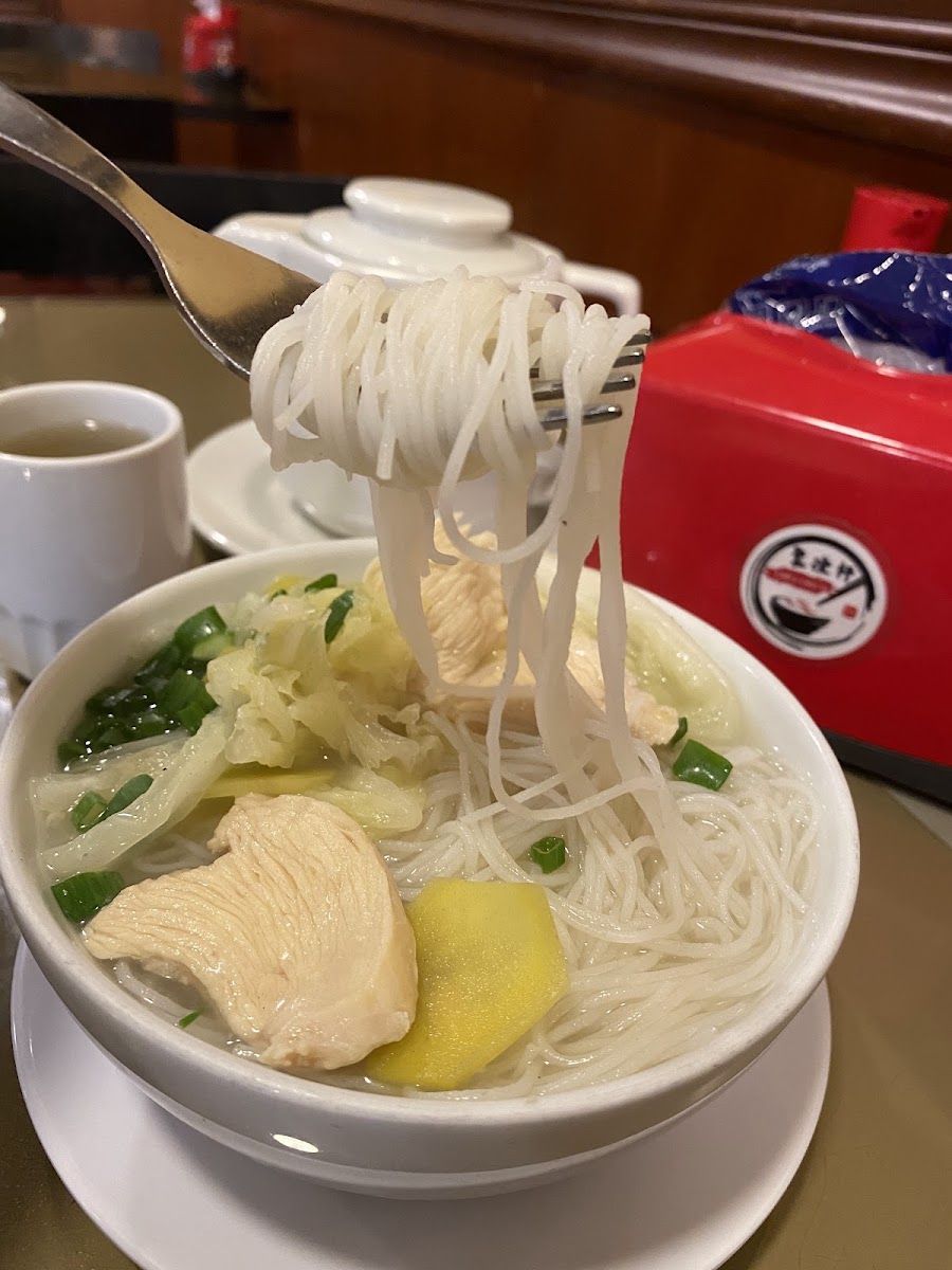 Sopas y tallarines en Chifa Choi Yi