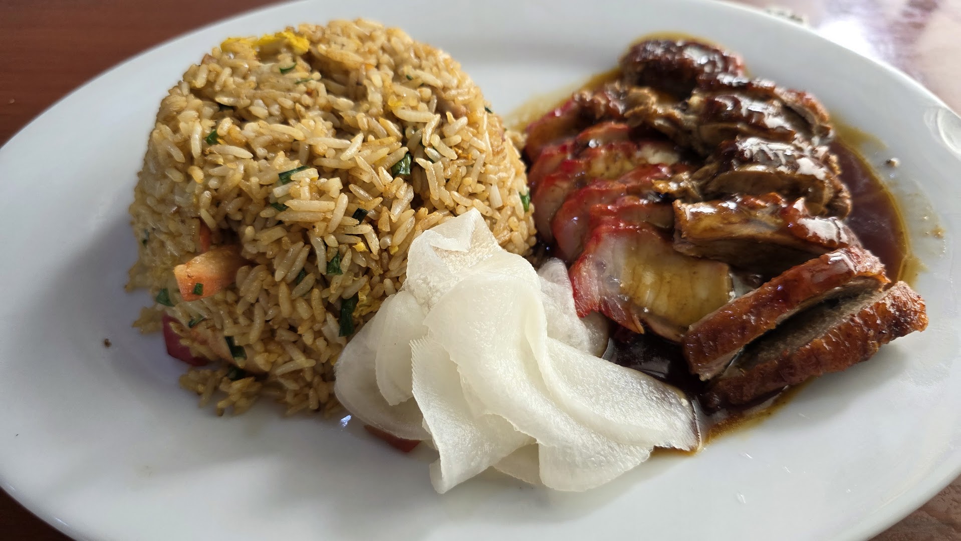 Costillas asadas con chaufa — Chifa Comidas Wong
