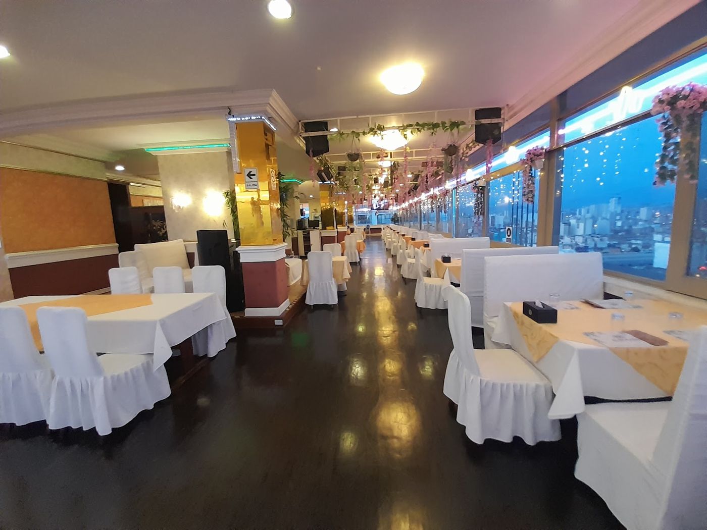 Salón con ventanales — Chifa El Dorado