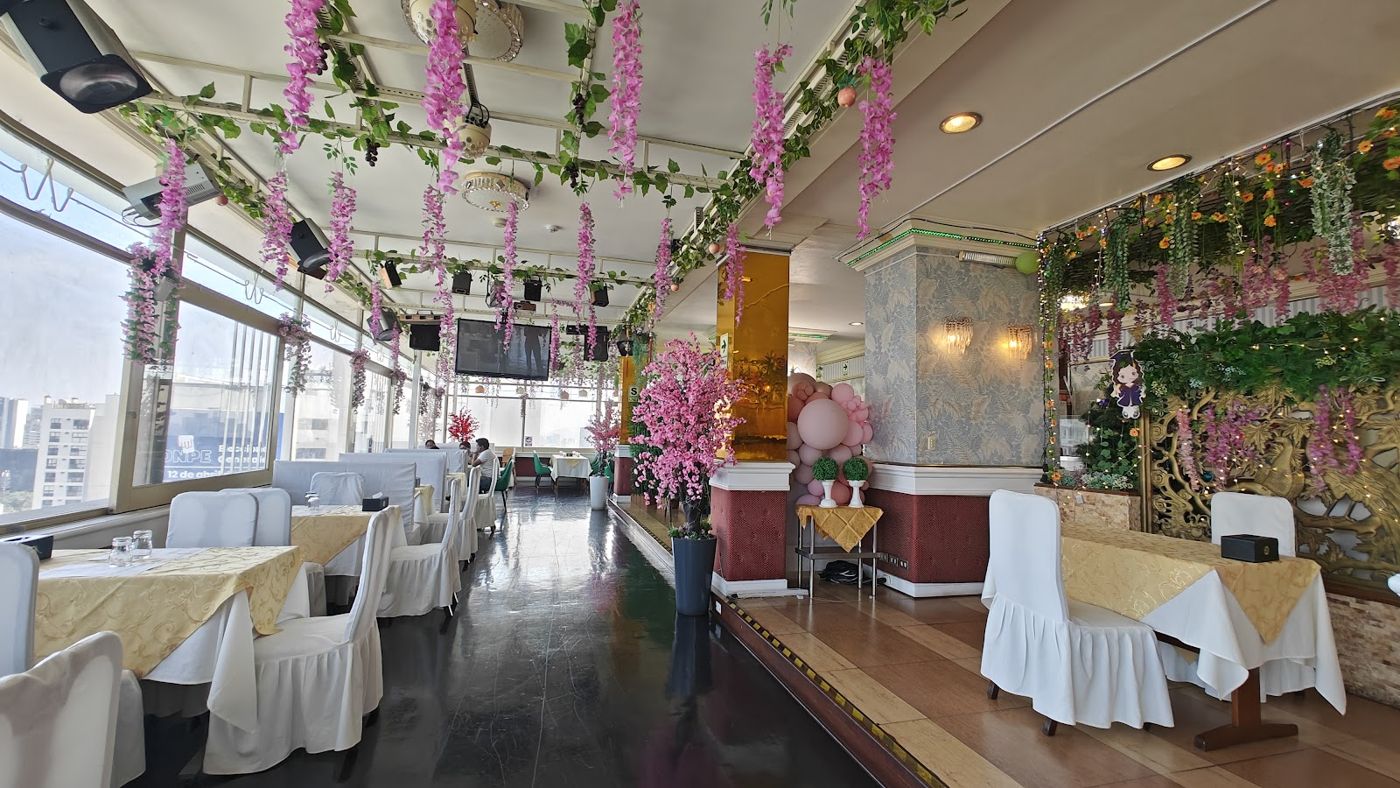 Salón decorado con flores — Chifa El Dorado