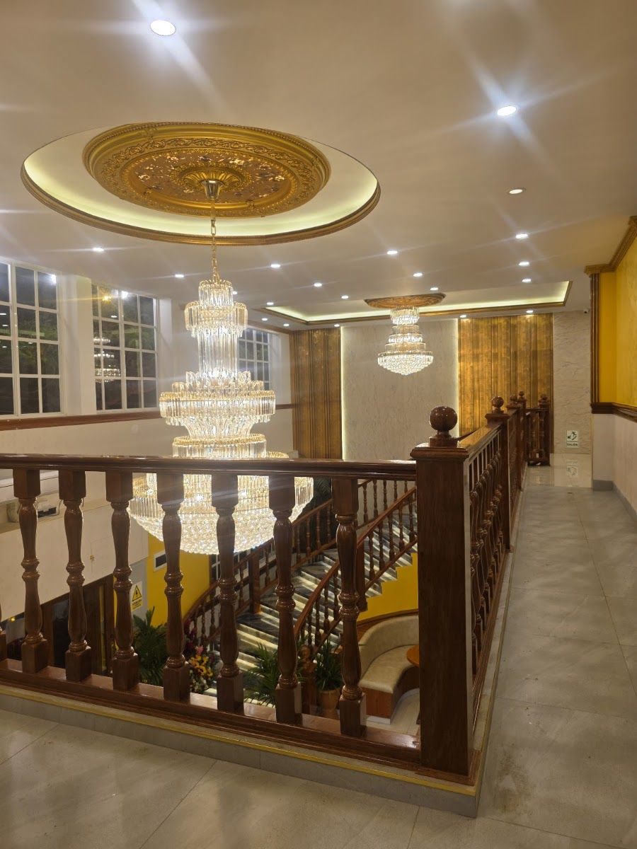 Salón con candelabro — Chifa Hong Yi