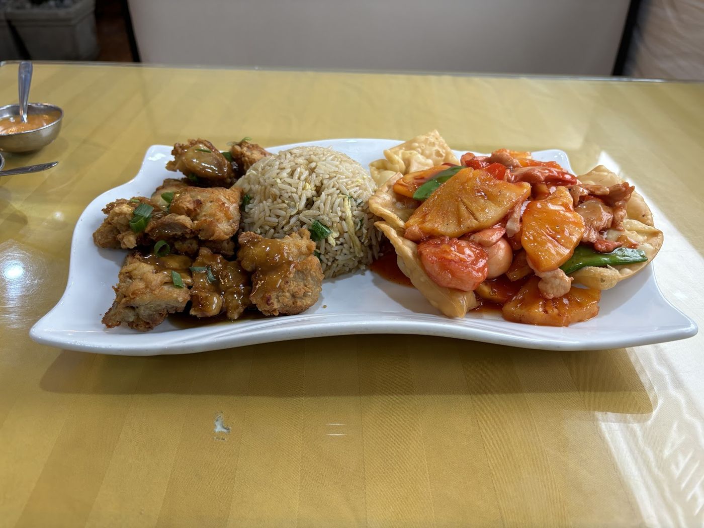 Combinado con chaufa — Chifa Hong Yi