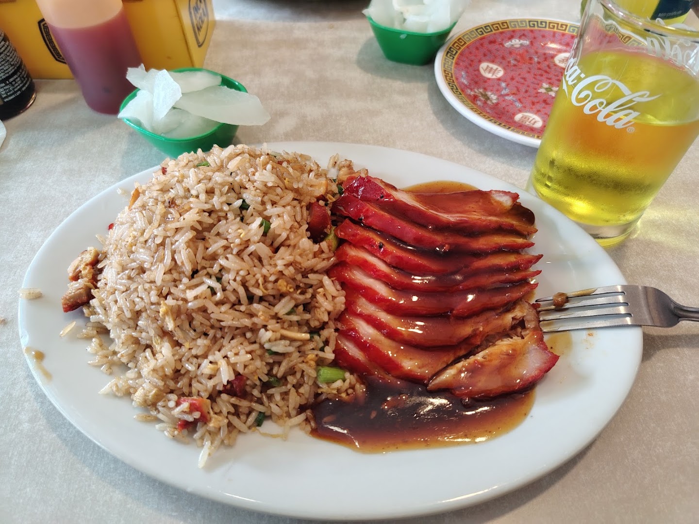 Chaufa con asado de chancho y cerveza