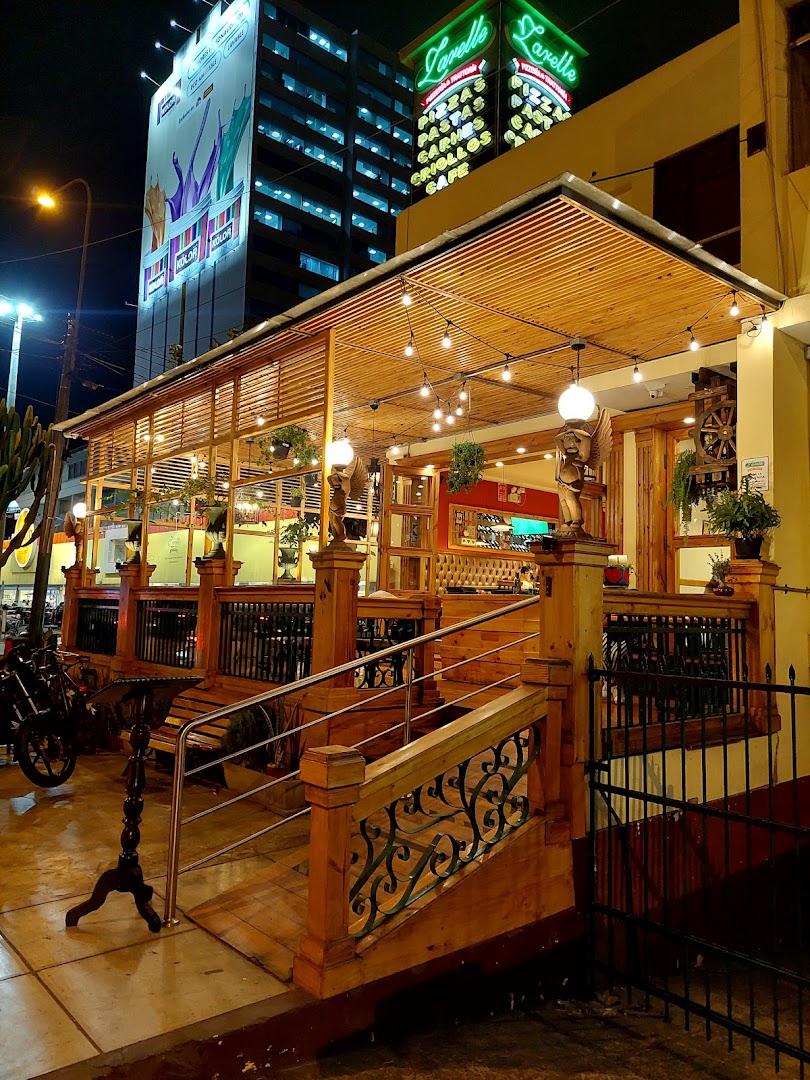 Fachada de noche — Chifa Long Sen