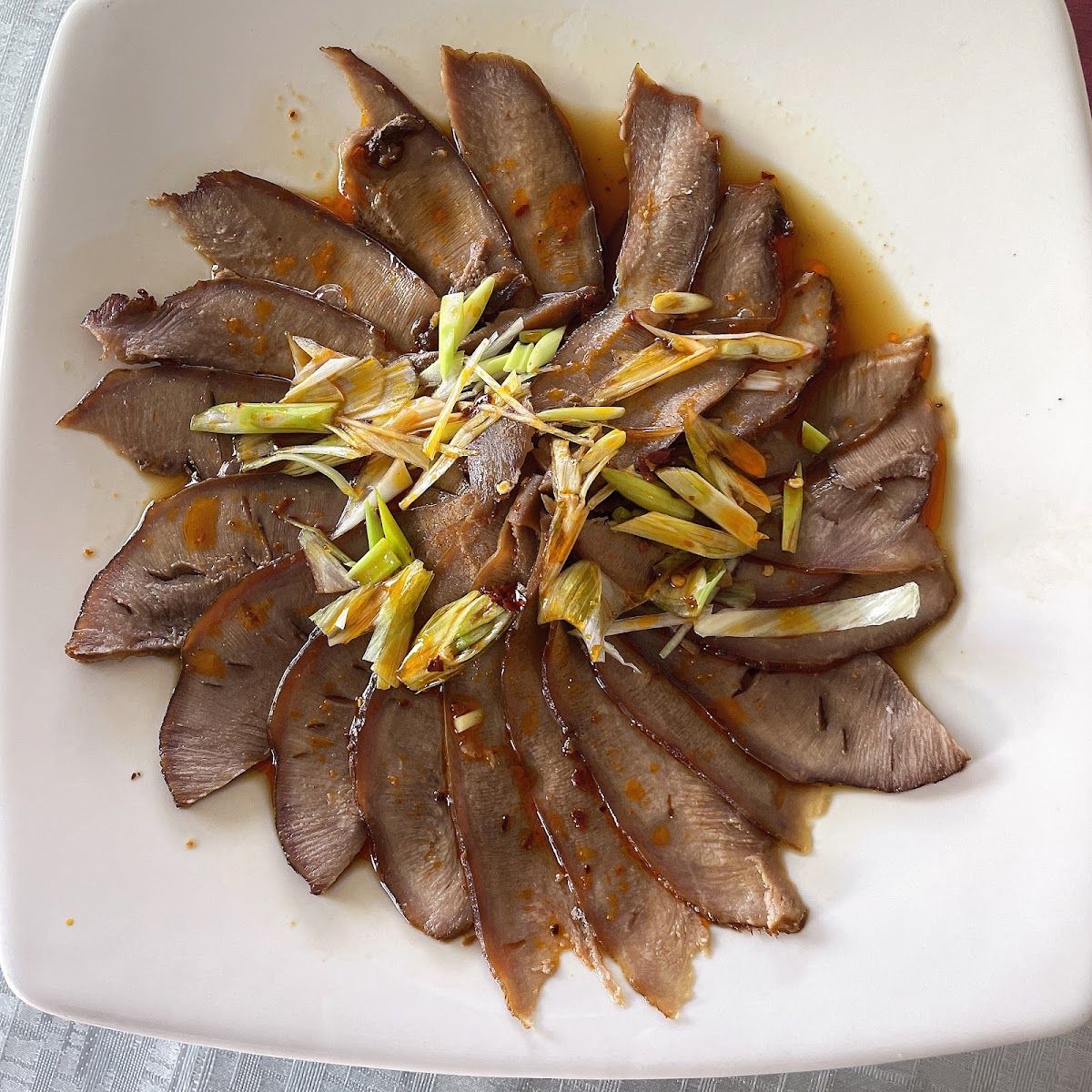 Láminas de carne con cebollita — Chifa Mister Li