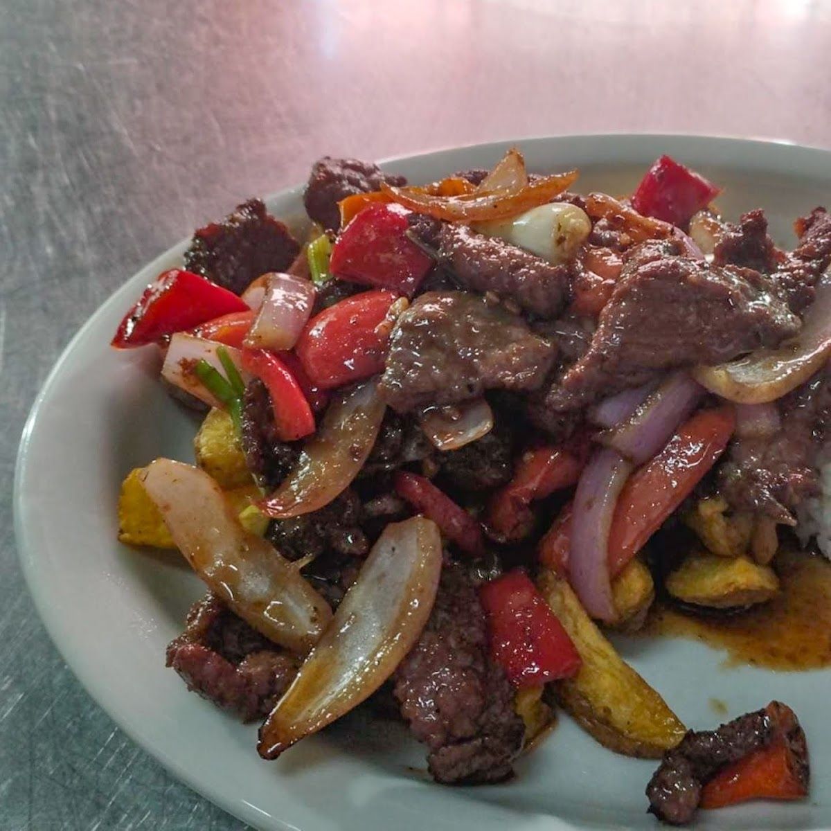 Carne salteada con pimientos — Chifa Ñu Fun