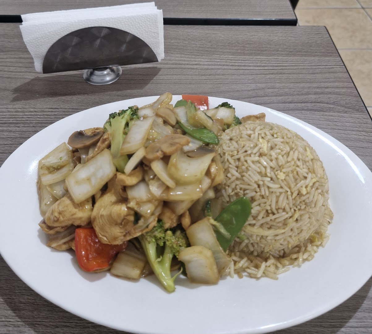 Salteado de vegetales con arroz chaufa