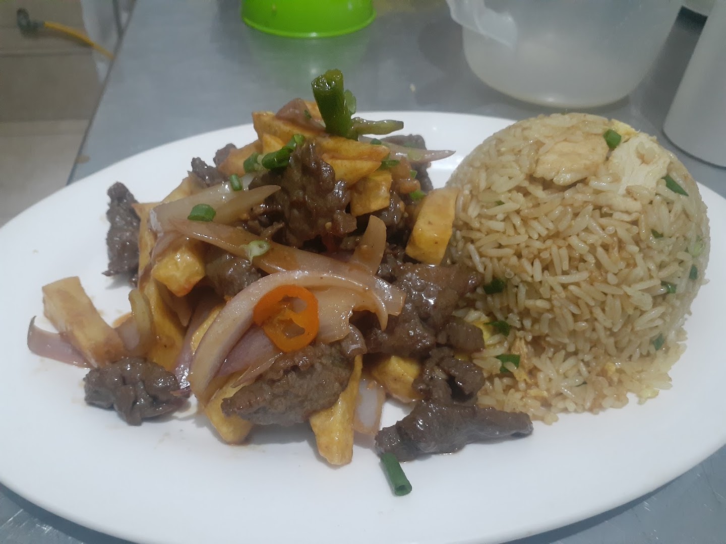 Lomo saltado con papas — Chifa SUE, Restaurante