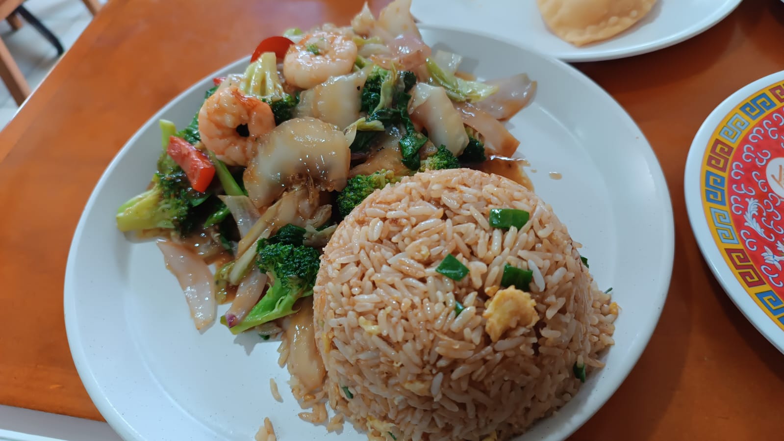 Arroz frito con camarones y verduras salteadas