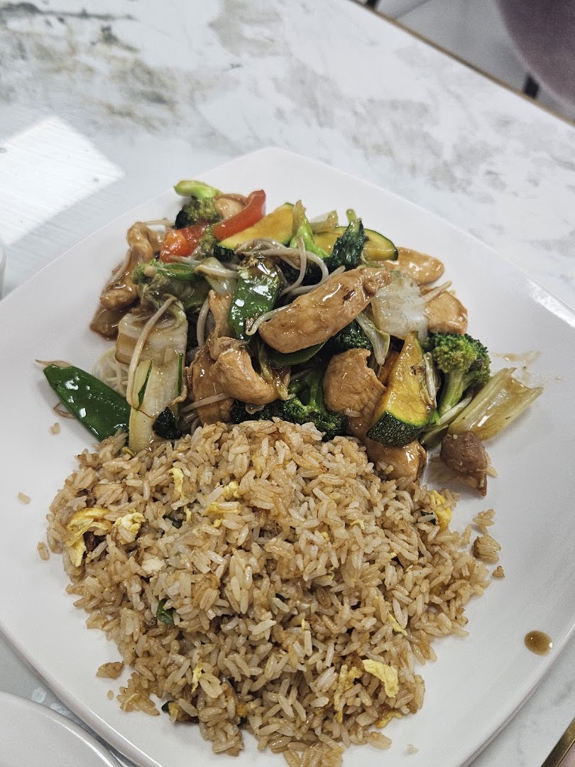 Salteado de pollo y verduras con arroz