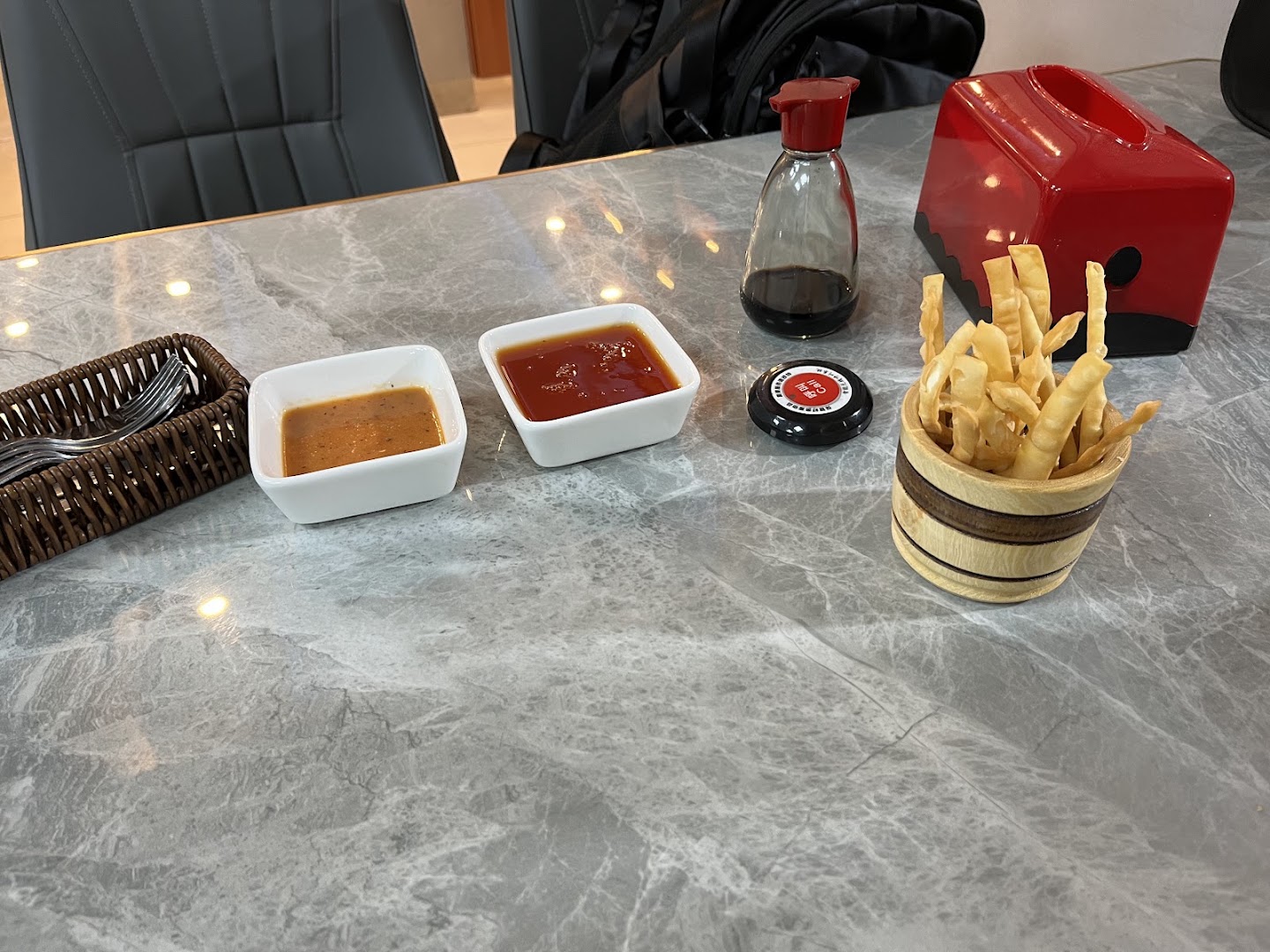 Mesa con salsas — Chifa 美味