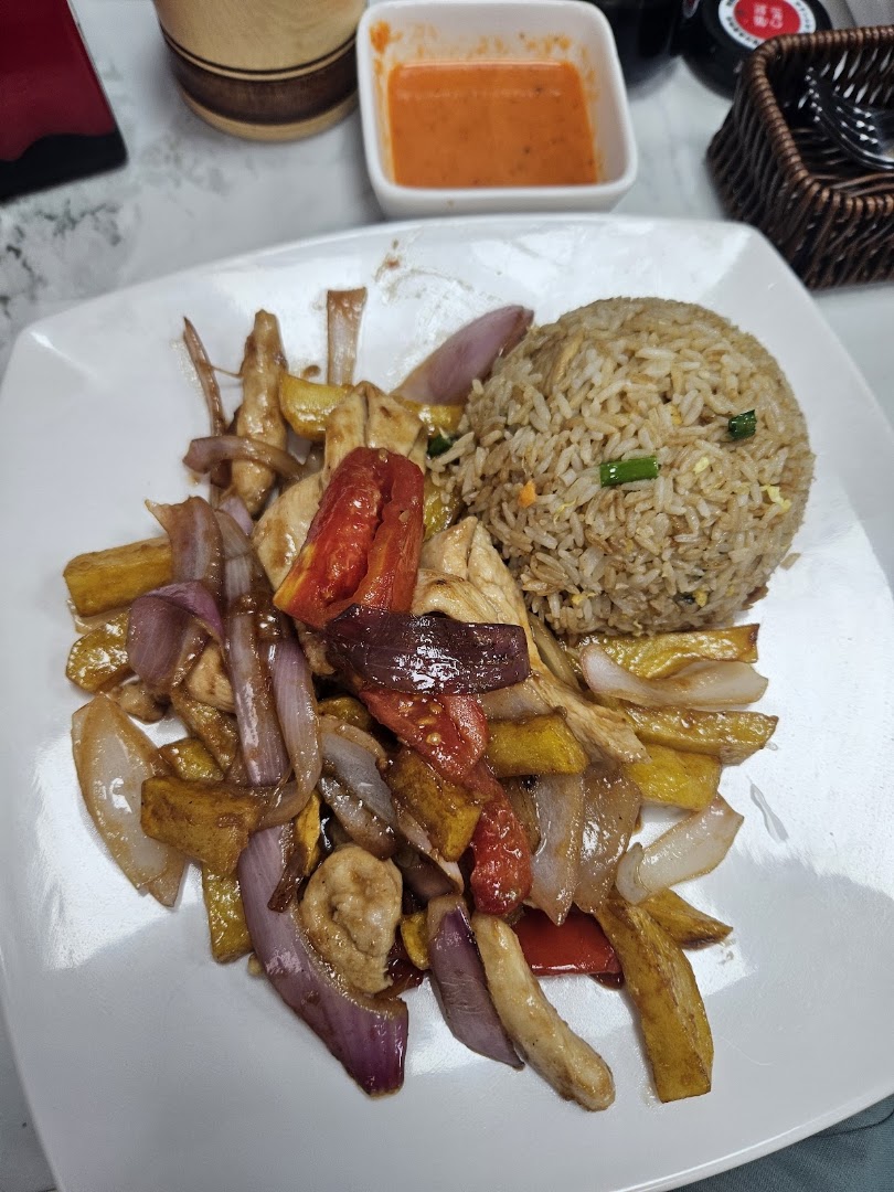 Brochetas con arroz y platano — Chifa 美味