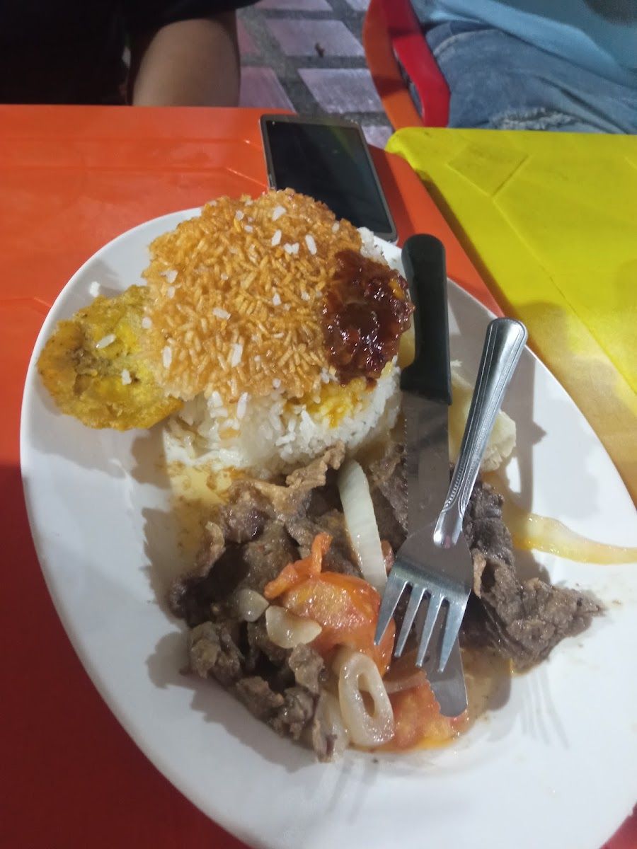 Plato con arroz y carne — Comida Casera "La Cocina de Rochy"