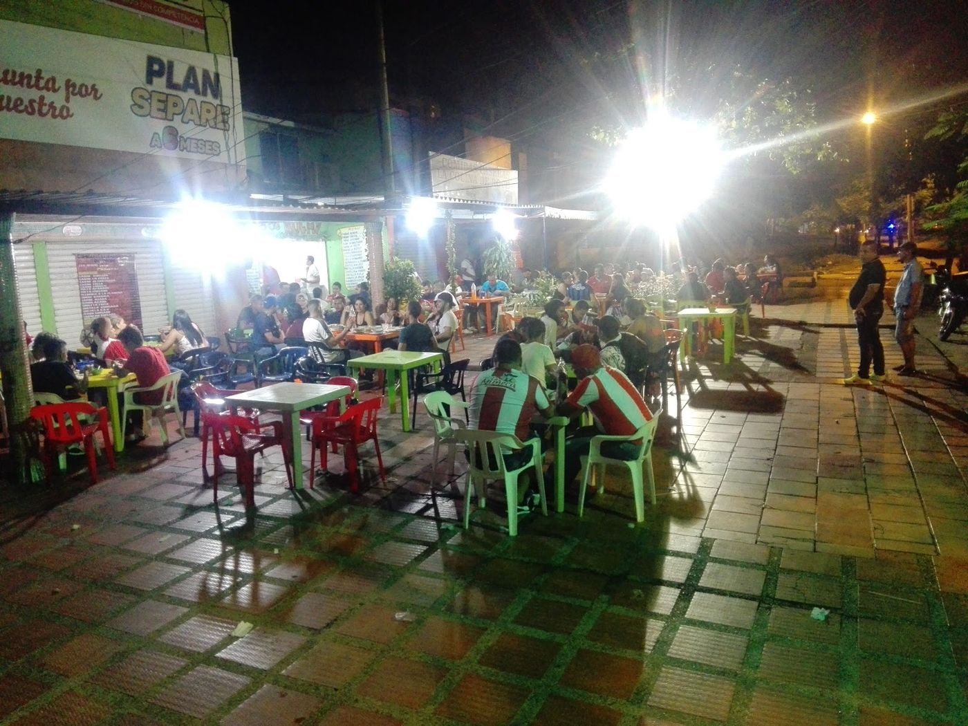 Mesas afuera de noche — Comida Casera "La Cocina de Rochy"