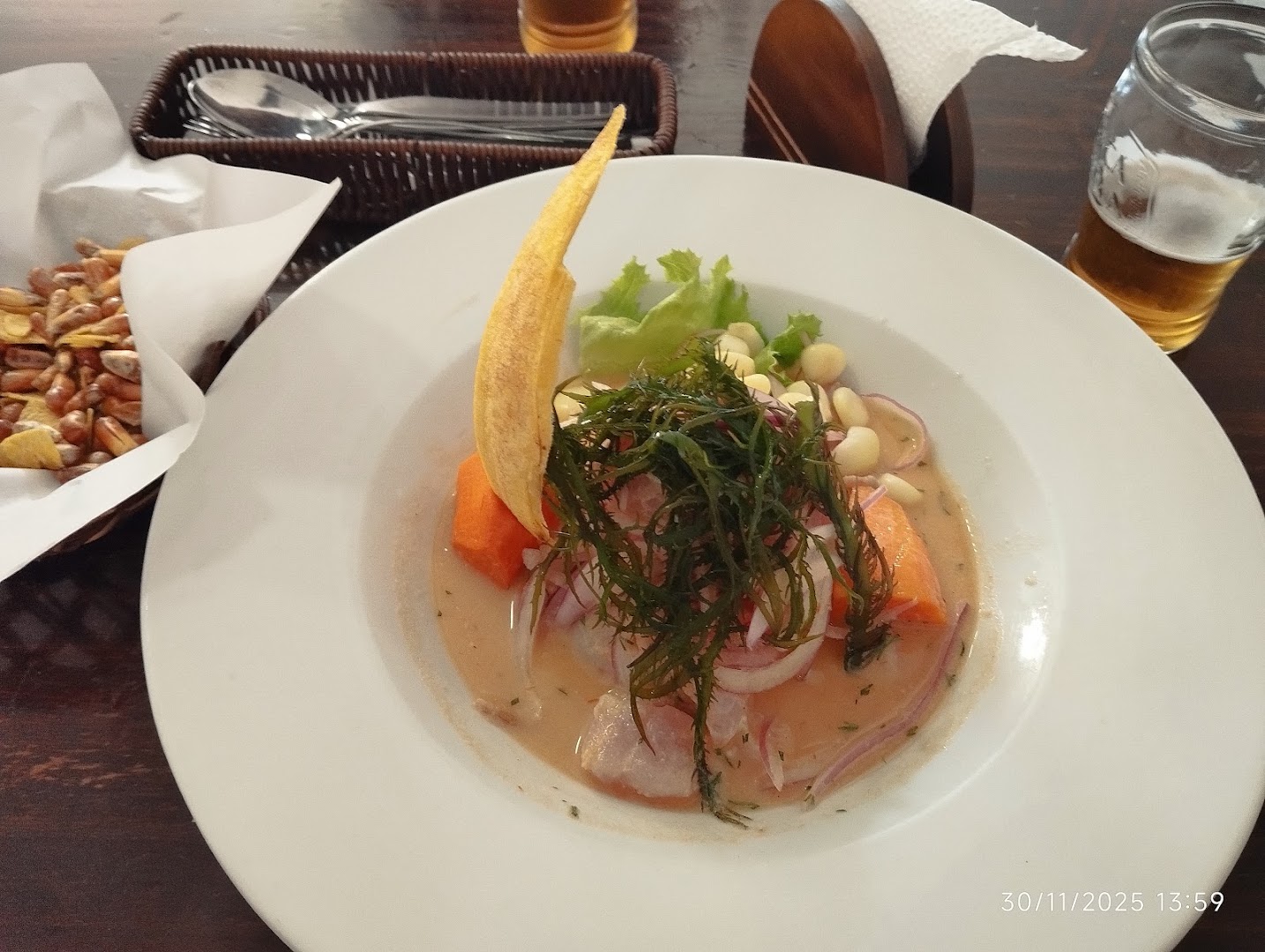 Ceviche con chifle y cerveza — Cónchale
