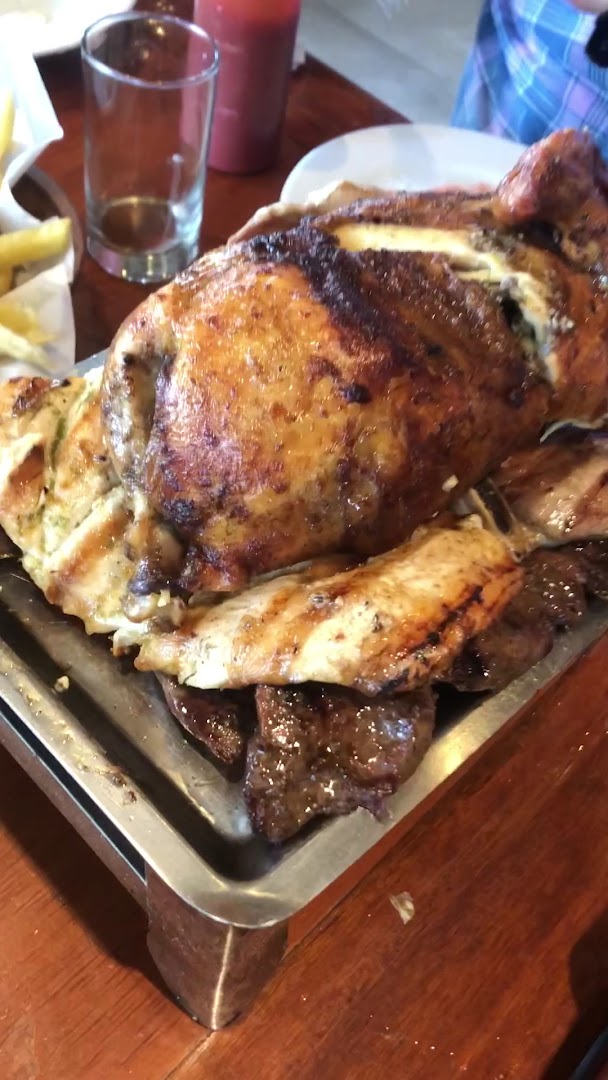 Pollo entero a la brasa dorado