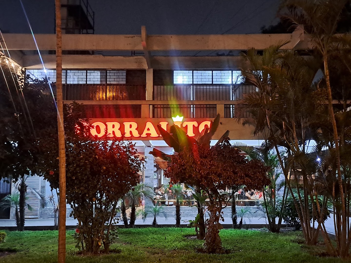 Fachada de noche — Corralito