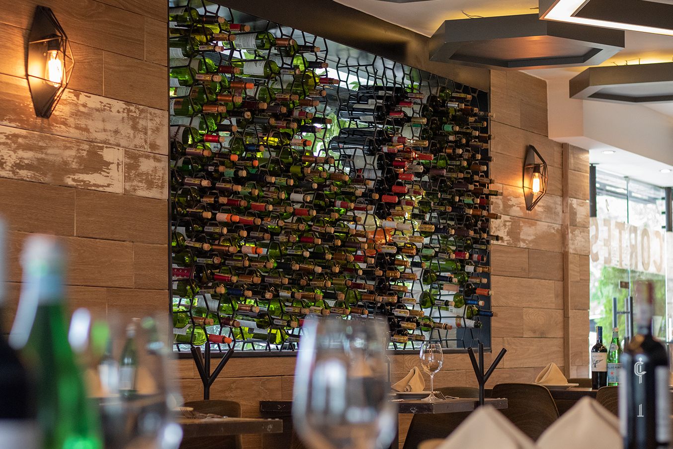 Salón con pared de vinos — Cortés