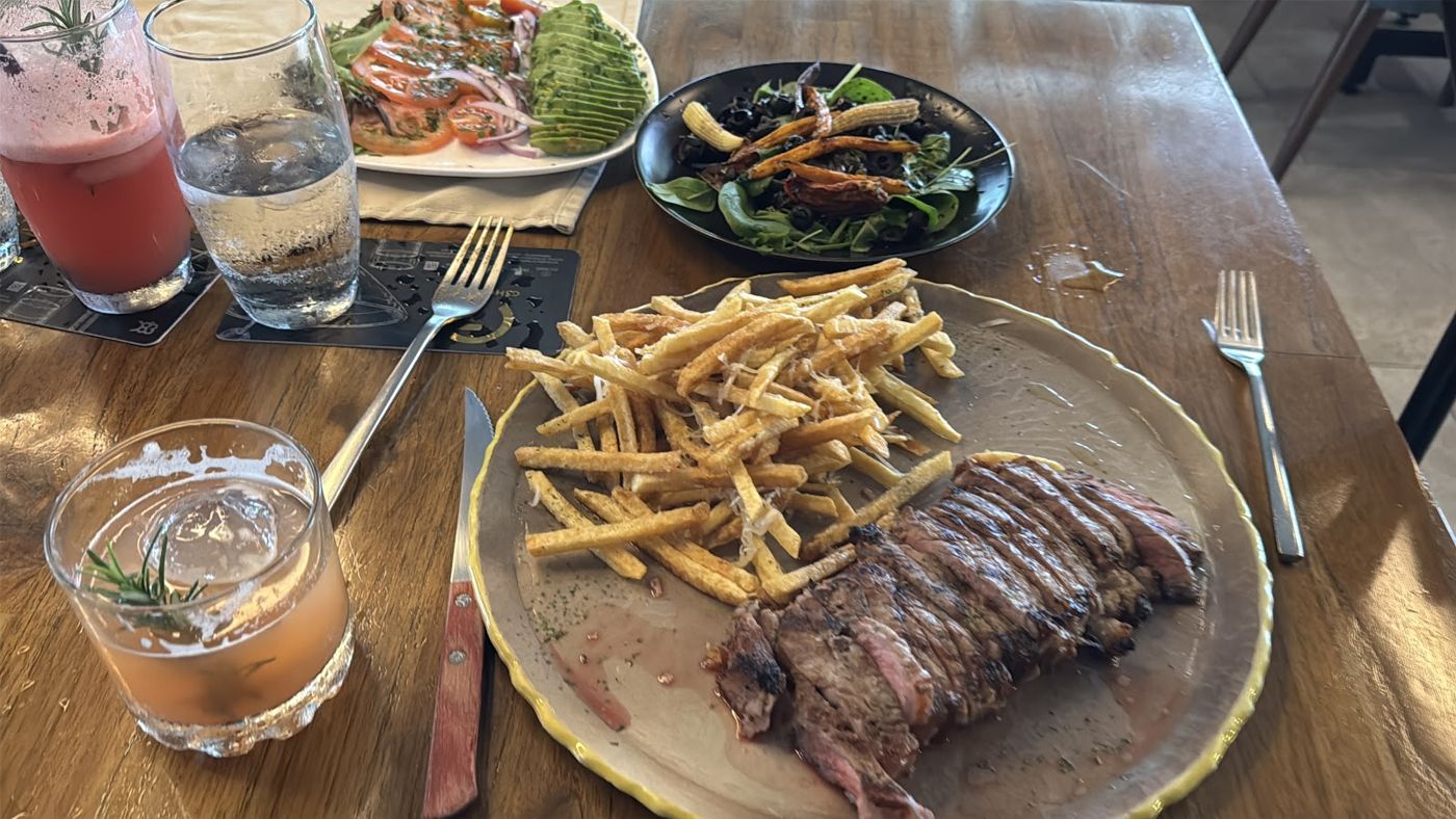 Carne con papas fritas — Cortés
