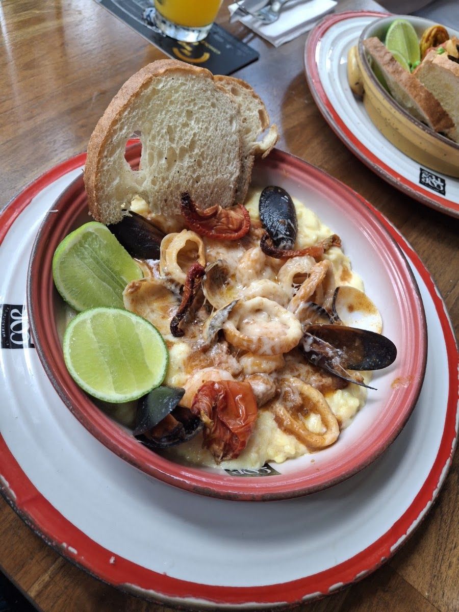 Mariscos con limón y pan — Cortés